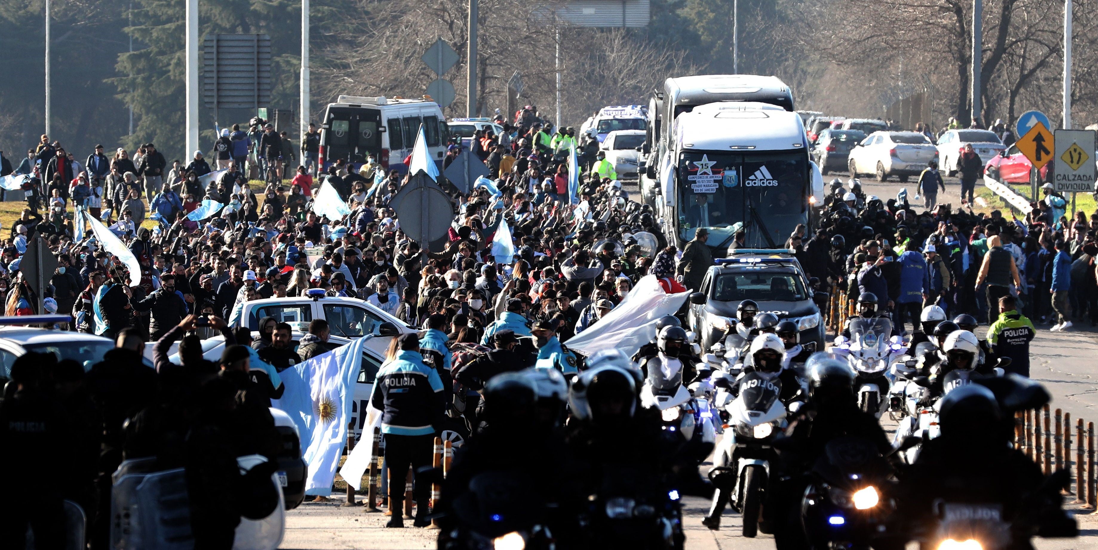 El recibimiento de la gente a la Selección Argentina en Ezeiza.