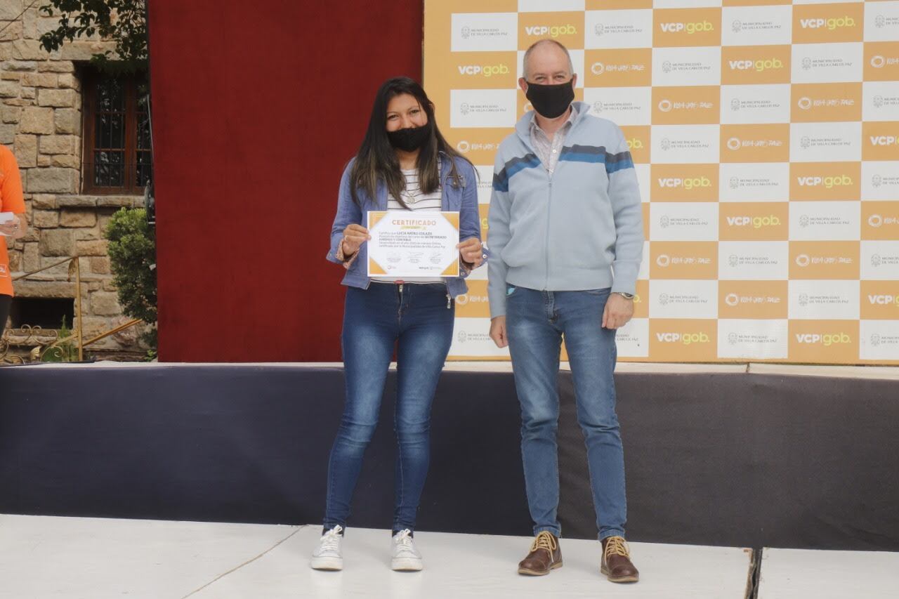 Entrega de certificados a los alumnos de  La Fábrica Punto Joven VCP.