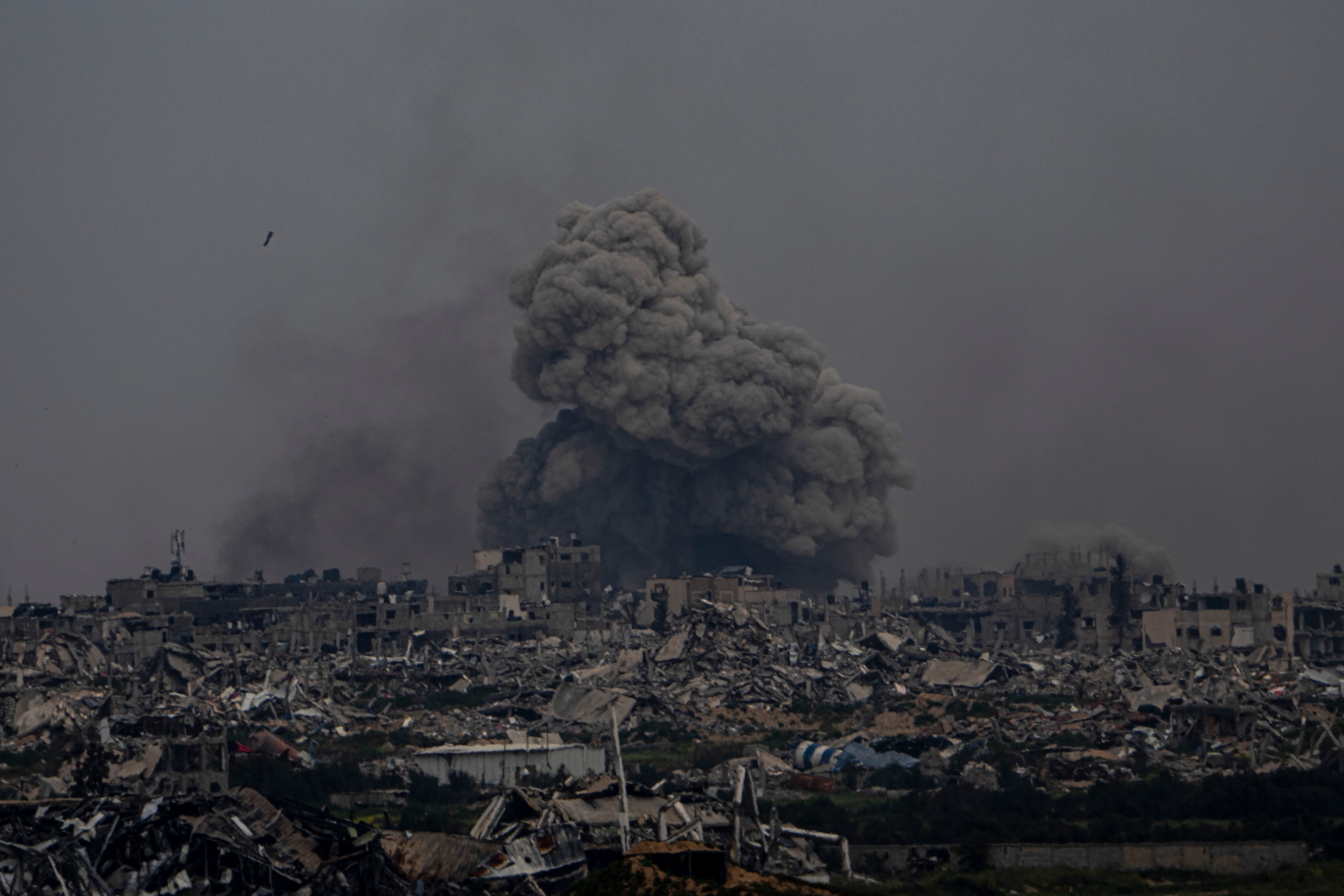 Humo y explosiones se alzan en la Franja de Gaza el domingo 17 de marzo de 2024, en una toma desde el sur de Israel.