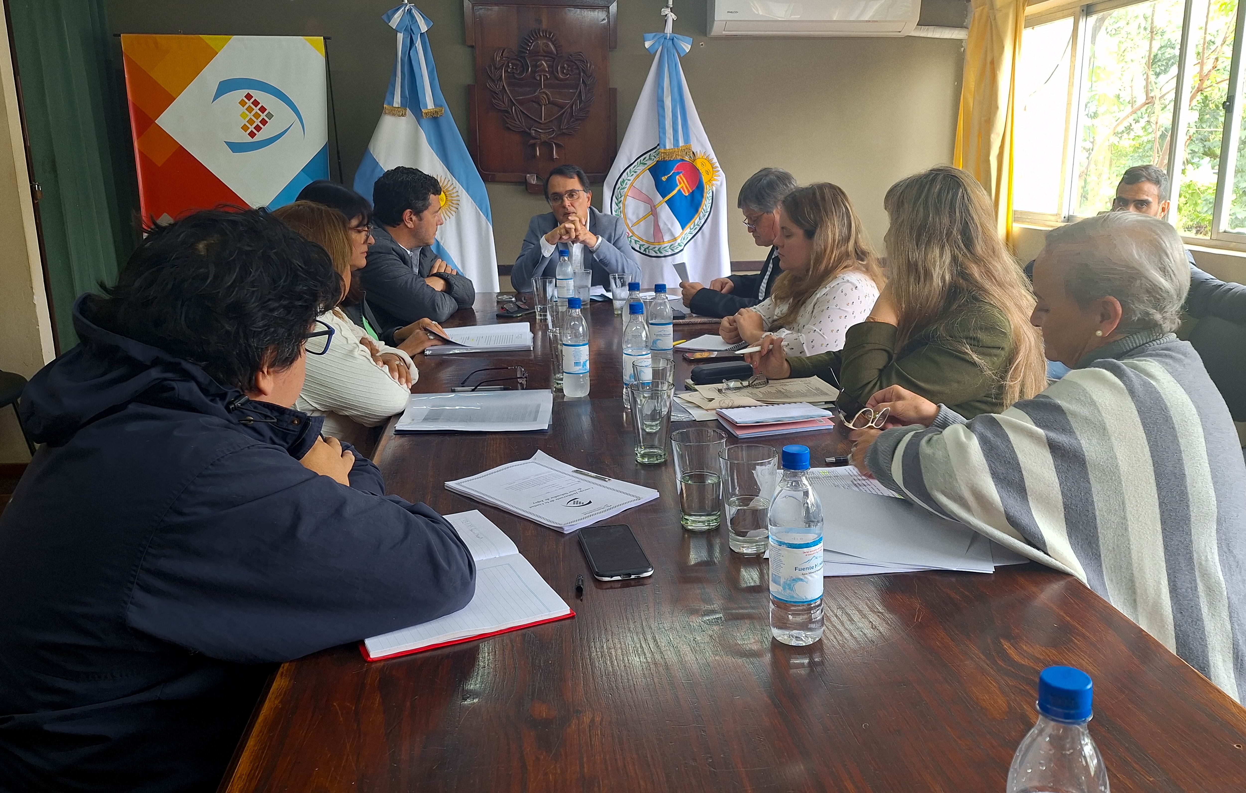 El concejal Lisandro Aguiar condujo la reunión con los autores del estudio de costos del boleto de colectivos para San Salvador de Jujuy.