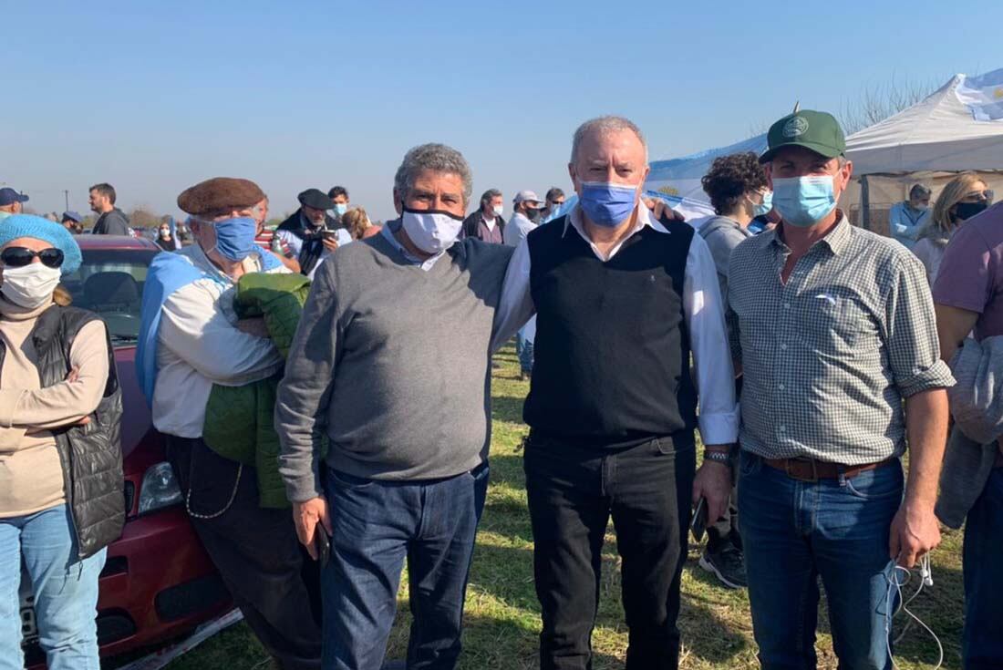 Protesta campo en San Nicolas Manifestación de San Nicolás. Francisco Vaccaro y Carlos Zaffi, del C-20, con el presidente de la Rural de Jesús María, Pablo Martínez. (gentileza)