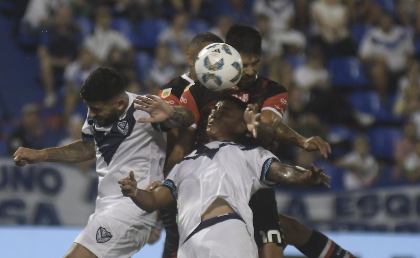 Instituto visitó a Vélez Sarsfield en Liniers. Y al Chino Romero le sacaron un cabezazo increíble (Federico López Claro).