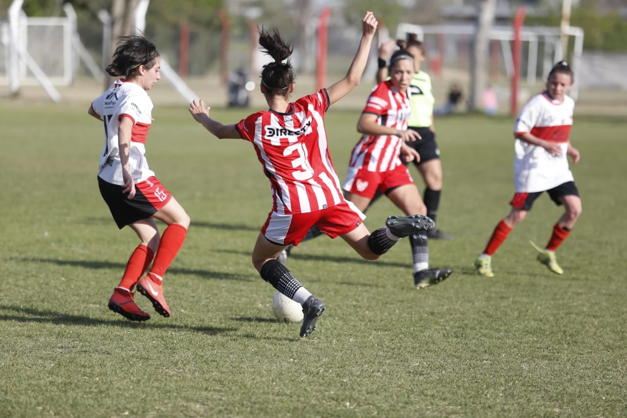 La joven juega de lateral por izquierda.