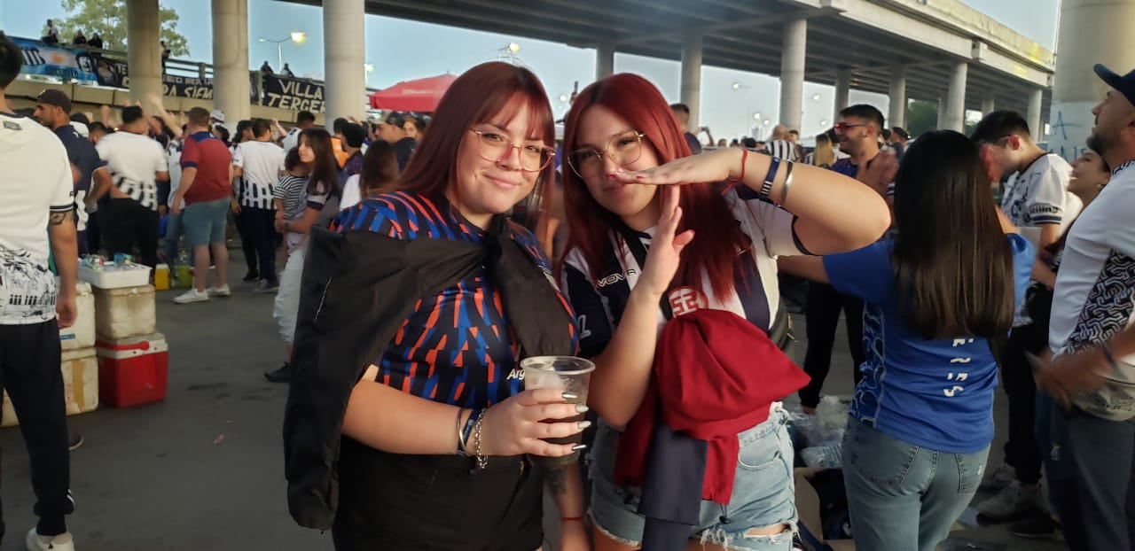 La previa en las afueras del estadio Mario Alberto Kempes.