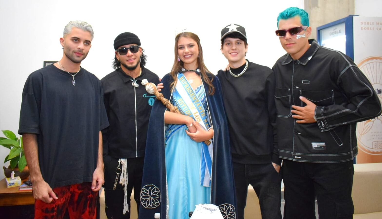 Tras ser coronada, Tiziana Vignolles, la nueva Representante Nacional de los Estudiantes del país, recibió el saludo los integrantes de CNCO que estaban listos para salir a escena.