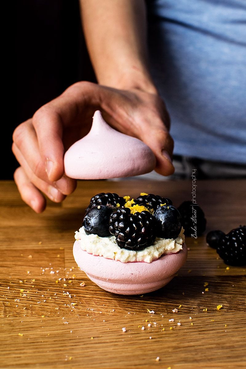 Mini pavlovas con lemon curd y frutos del bosque