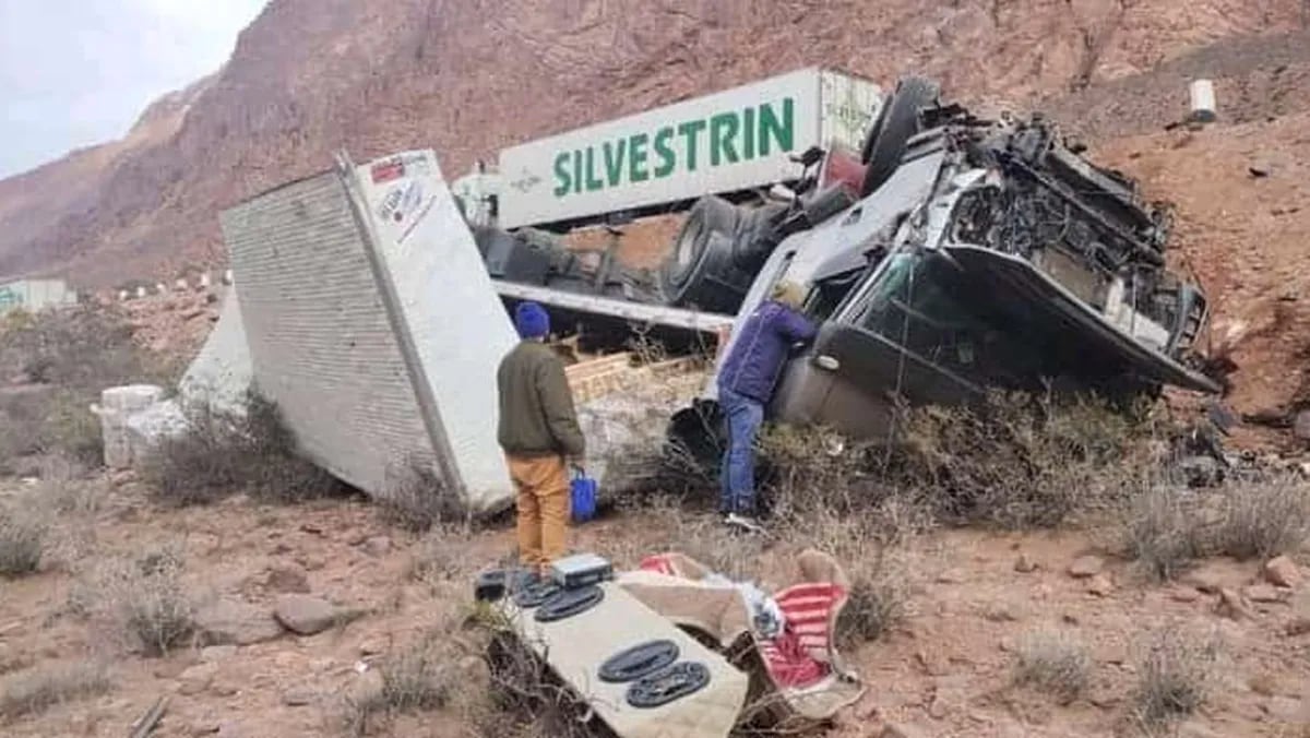 Un camión volcó en la Ruta 7, un día después de la apertura del Paso Cristo Redentor