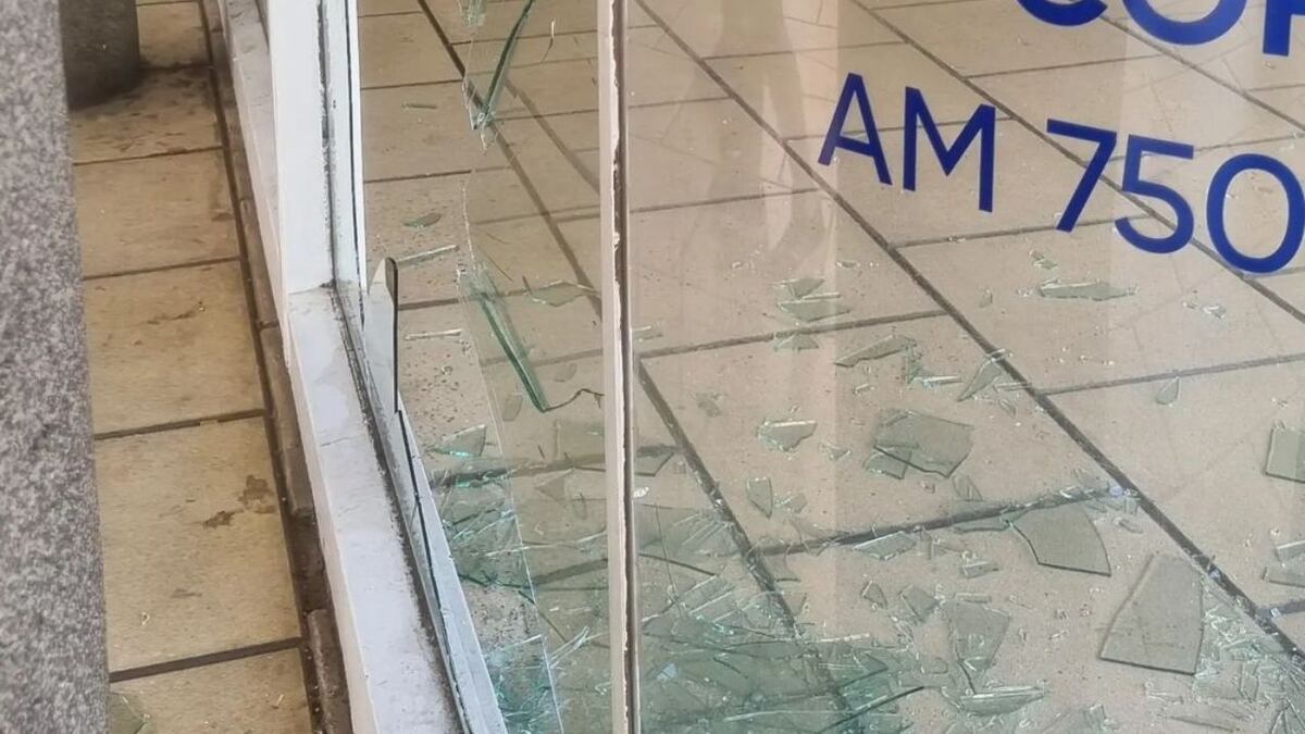 Destrozó el ingreso de Radio Nacional en Córdoba, luchó con la Policía y terminó detenido