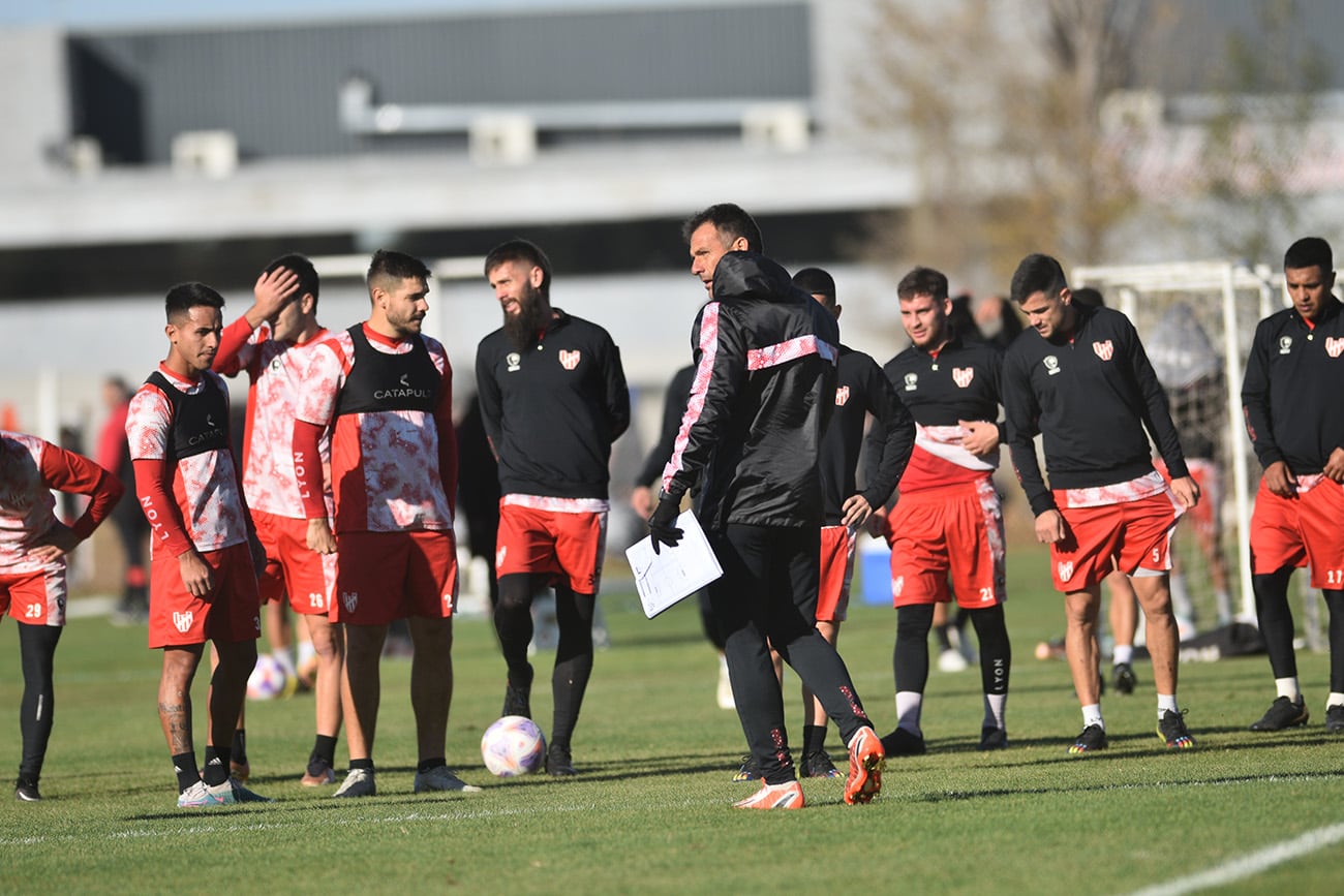 Diego Dabove, director técnico de Instituto, en el entrenamiento previo al clásico. 