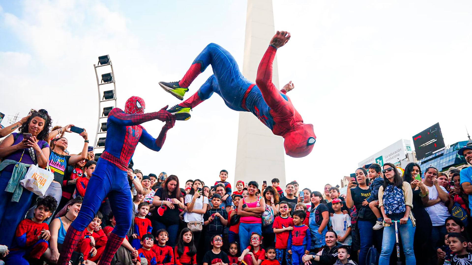 El conteo provisorio da cuenta de aproximadamente 2.000 personas en el Obelisco. (Gentileza Infobae)