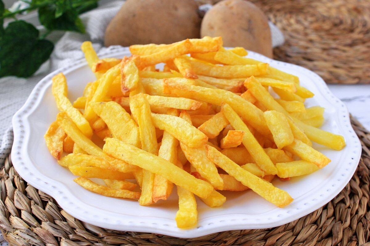 Crujientes y como en los restaurantes: el truco para preparar papas fritas de forma rápida y sencilla