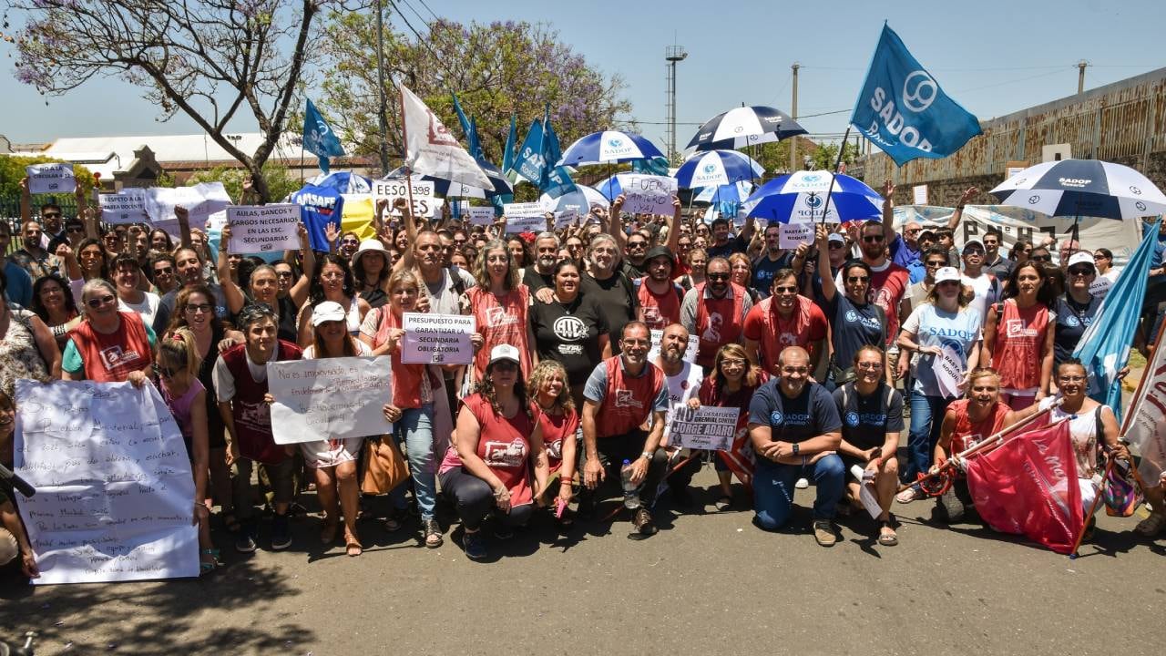 Docentes de Amsafe y Sadop piden abrir paritarias en febrero del 2023 como el Gobierno provincial había prometido.