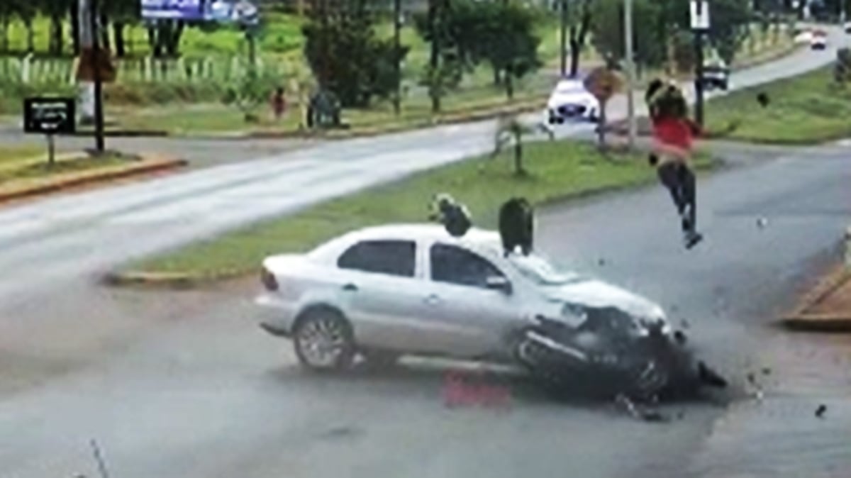 Accidente vial casi se cobra la vida de un motociclista en Posadas.