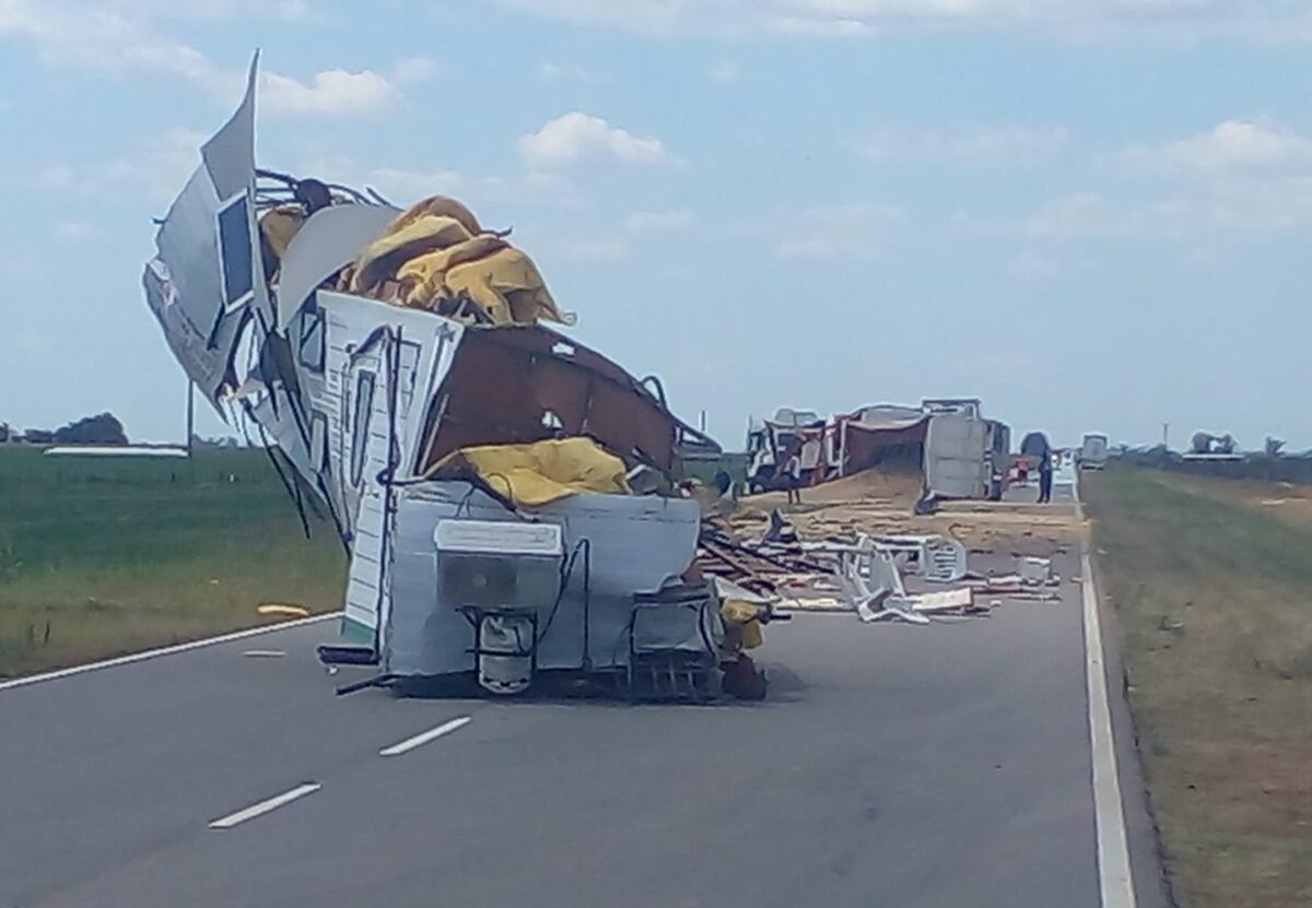 Desastre en Córdoba: un camión y una casilla rodante chocaron en medio de la ruta