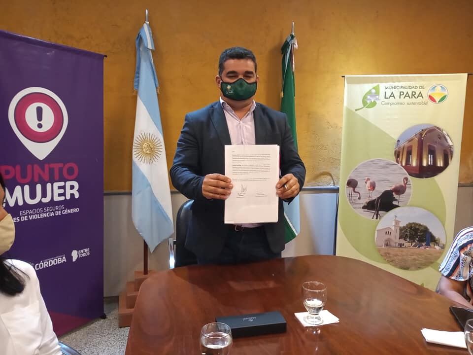 El intendente Guzmán rubricó la adhesión al programa Punto Mujer.