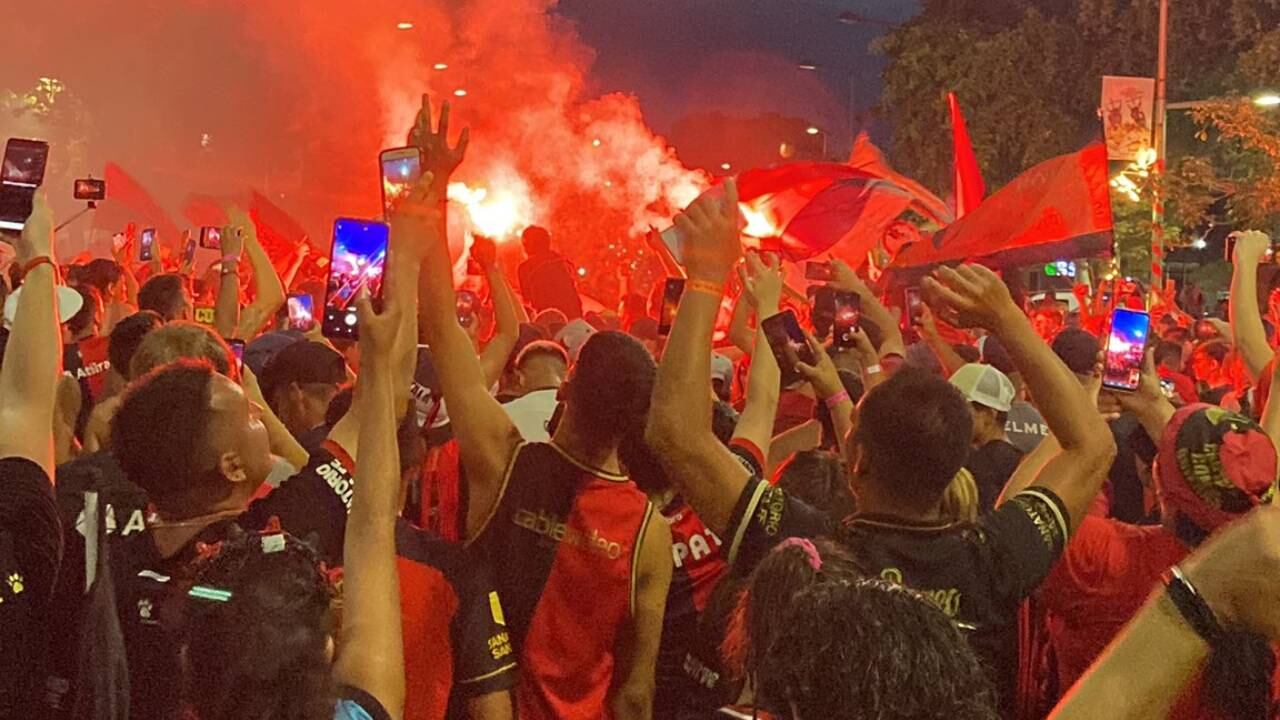 Los hinchas de Colón coparon Santiago del Estero para la final ante River