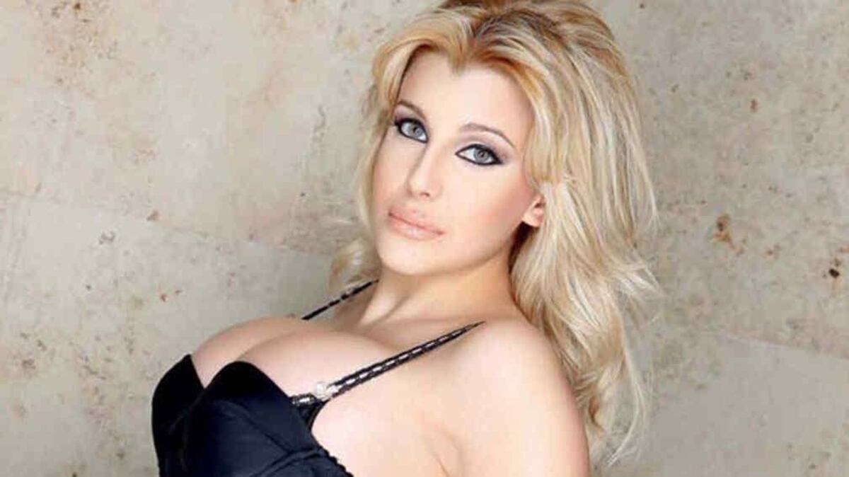 Charlotte Caniggia se fotografió en micro bikini al borde de la pileta