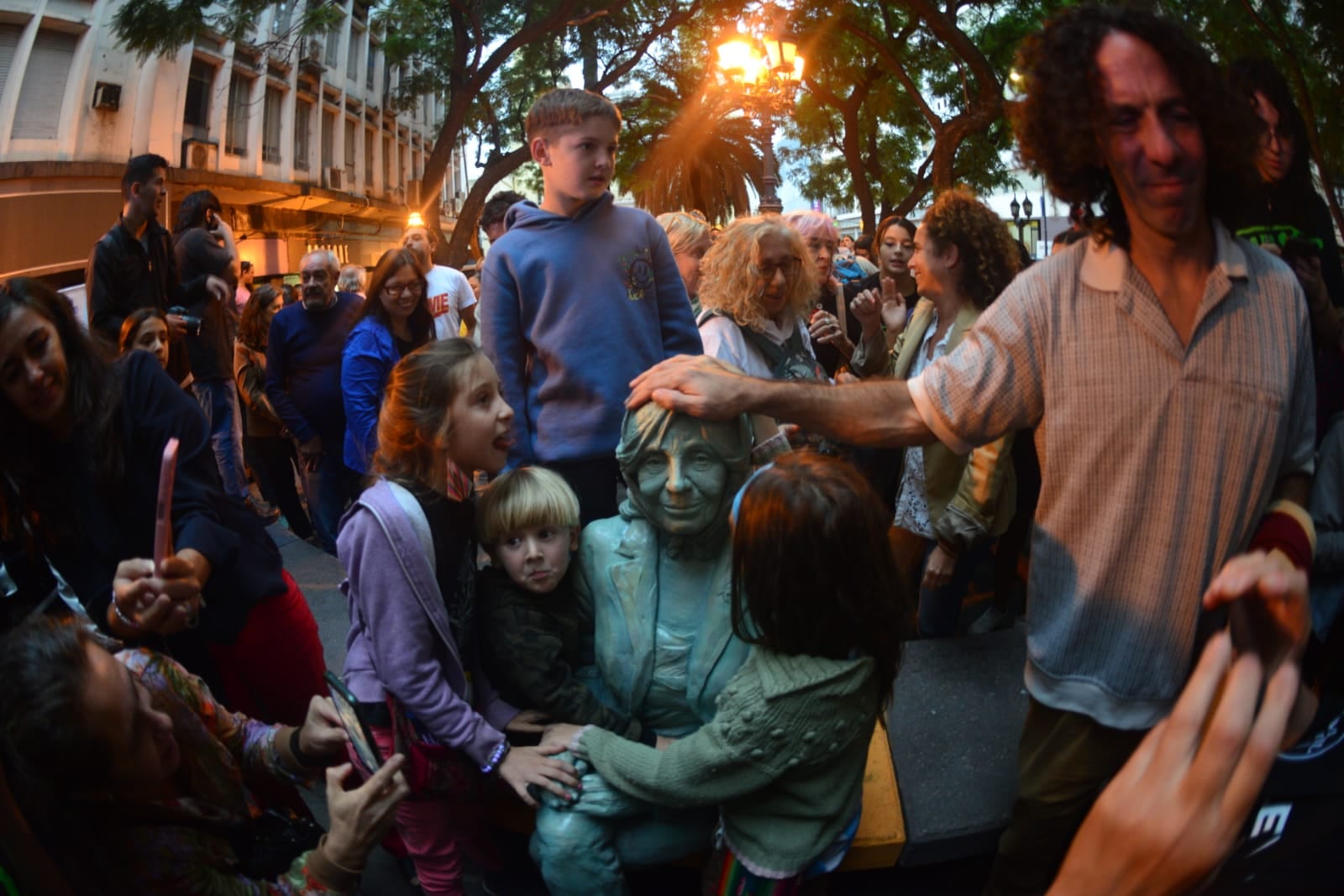 Inauguraron una escultura de Sonia Torres en Córdoba.