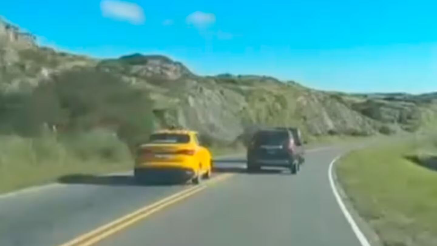 Un taxi pasó a dos autos en una curva en las Altas Cumbres. (Captura de video)