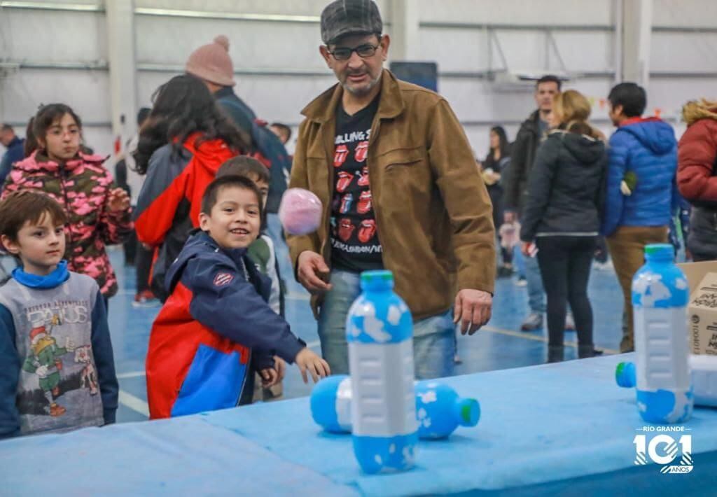 Chicos y grandes aprovecharon el tiempo para compartir un grato momento de juegos y reecuentros.