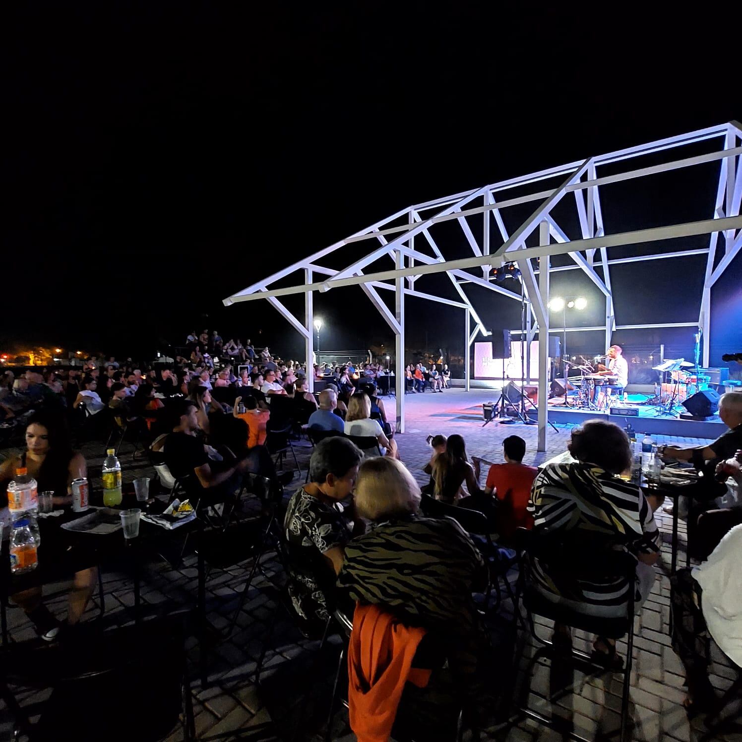 Artistas rafaelinos en el escenario del Centro Recreativo Metropolitano "La Estación"