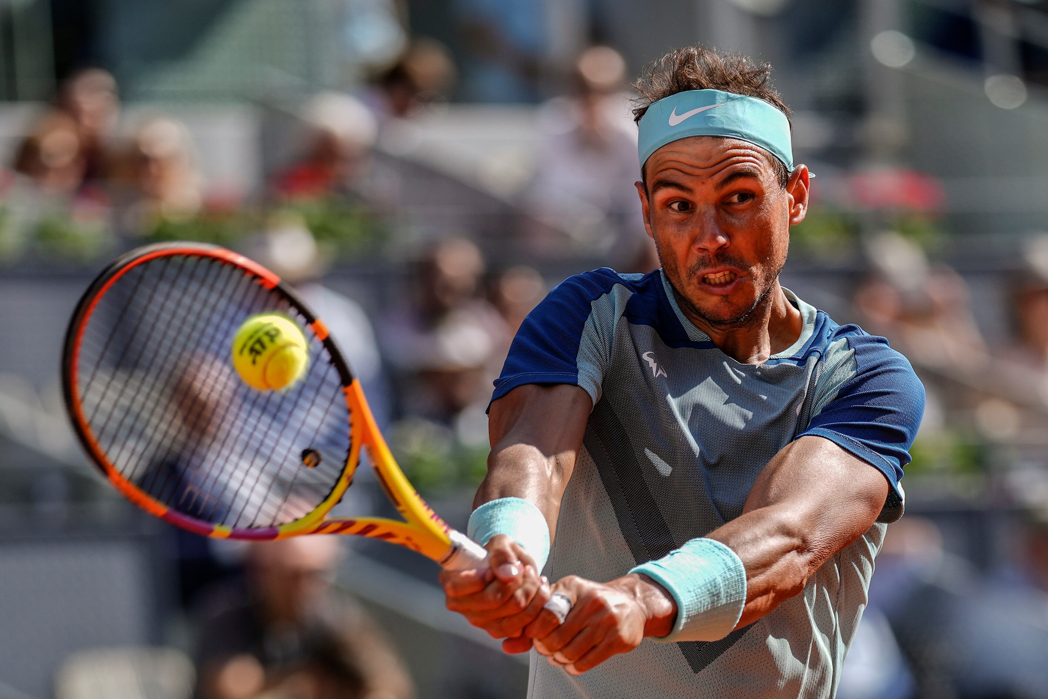 En esta imagen de archivo, Rafael Nadal devuelve ante David Goffin durante un partido en el Abierto de Madrid, en Madrid, el 5 de mayo de 2022. (AP Foto/Manu Fernández, archivo)