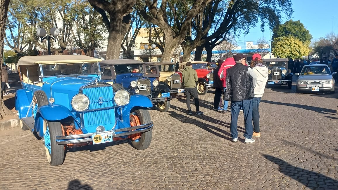 Se largó el rally de autos antiguos, después de que 20.000 rafaelinos los admiraran en la Expo de la Rural