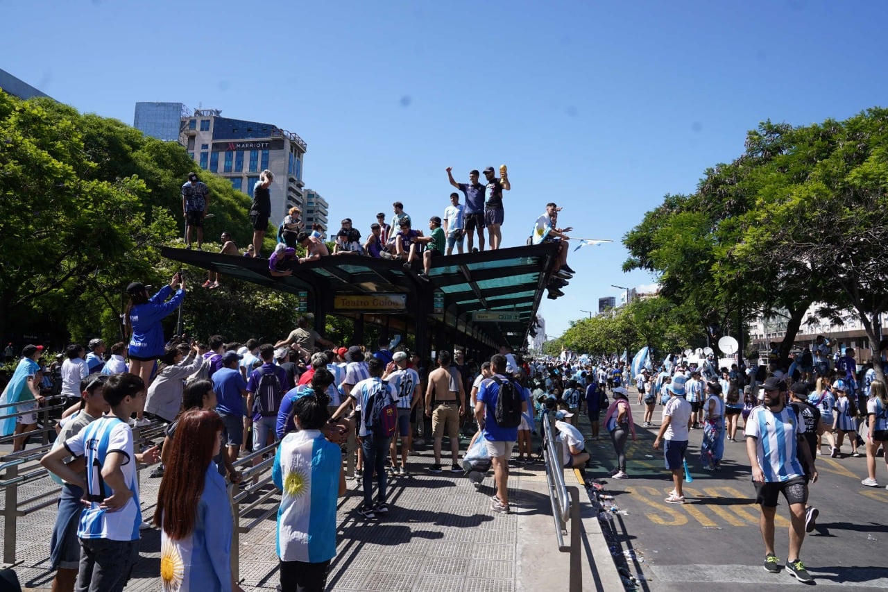 Miles de hinchas reciben a la selección en el Obelisco. (Clarín)