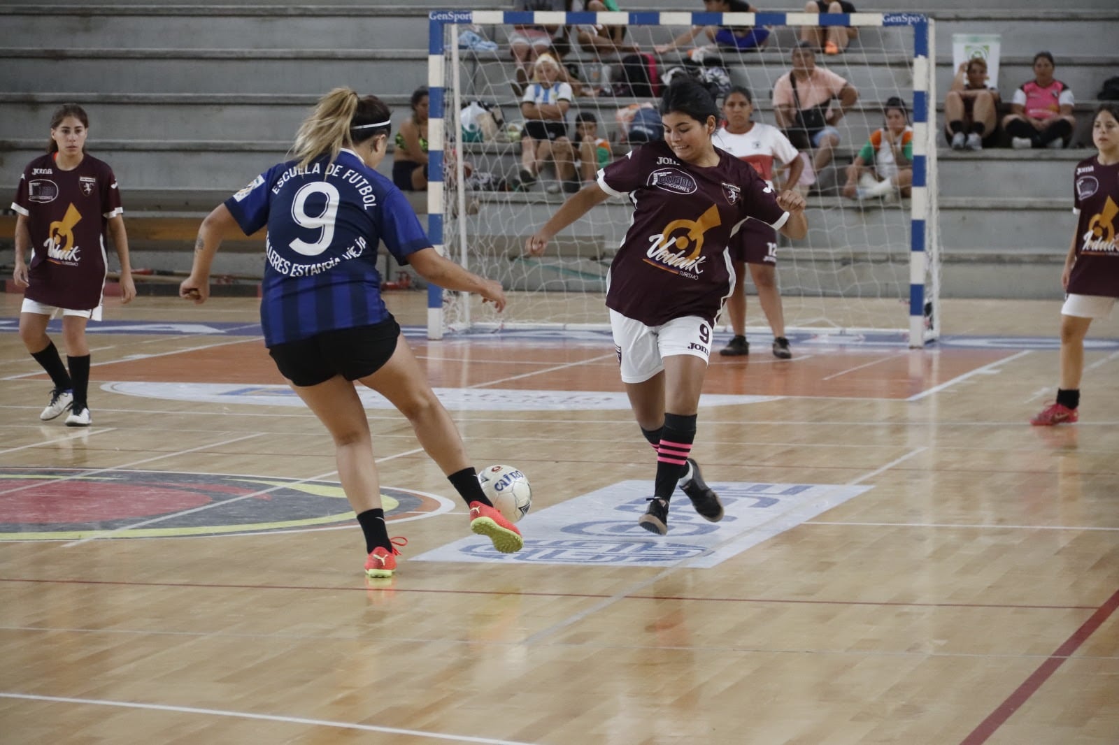 Fútbol femenino en el Estadio Arena.