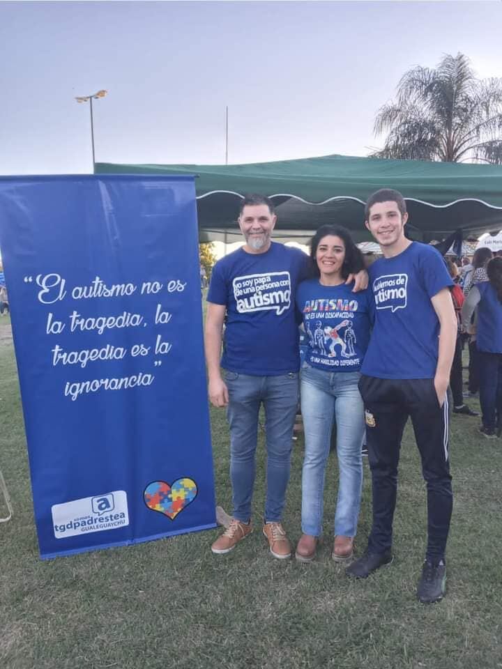 Ian Pavón TGD Autismo , con sus padres.