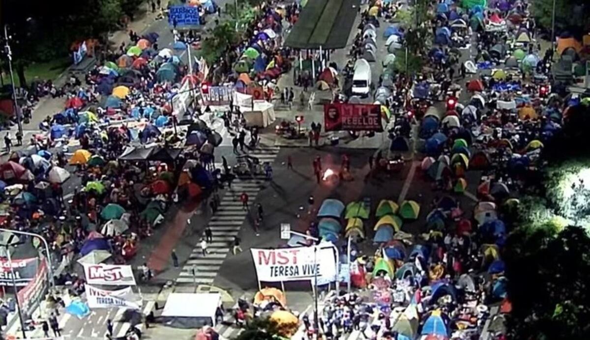 Acampe en la 9 de julio: tras una noche de frío, hasta cuándo sigue el corte