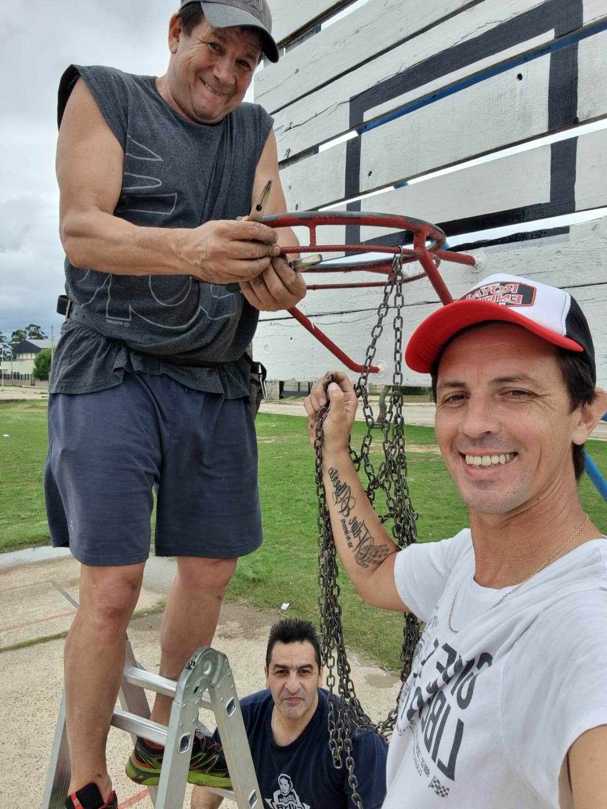 Aros de basquet con cadenas.