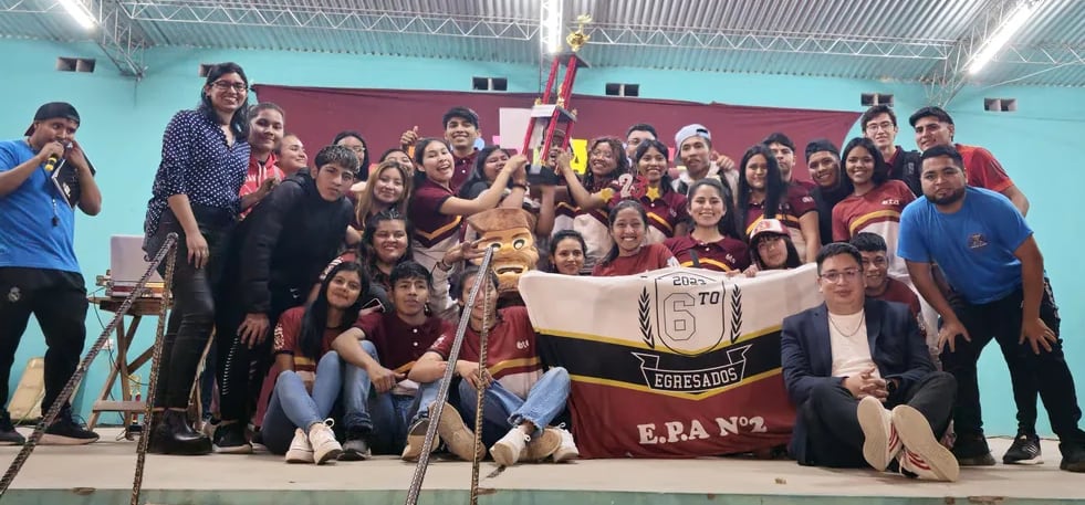 El animado equipo de la Escuela Provincial Agrotécnica 2, que resultó ganador de la "Estudiantina 2023" en Santa Clara.