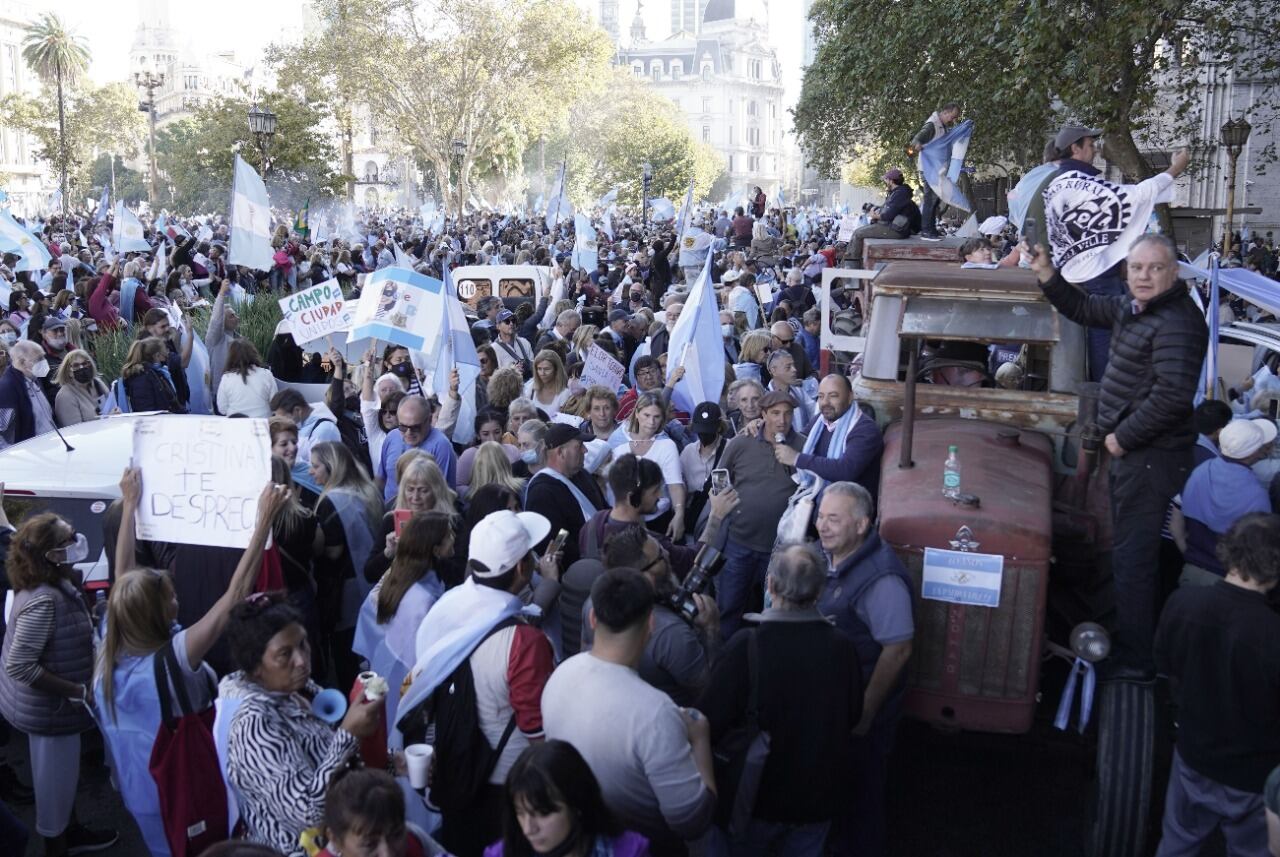 Decenas de agricultores llevaron este sábado unos treinta tractores hasta la Plaza de Mayo, en protesta contra la política económica del Gobierno de Alberto Fernández. (Federico López Claro)