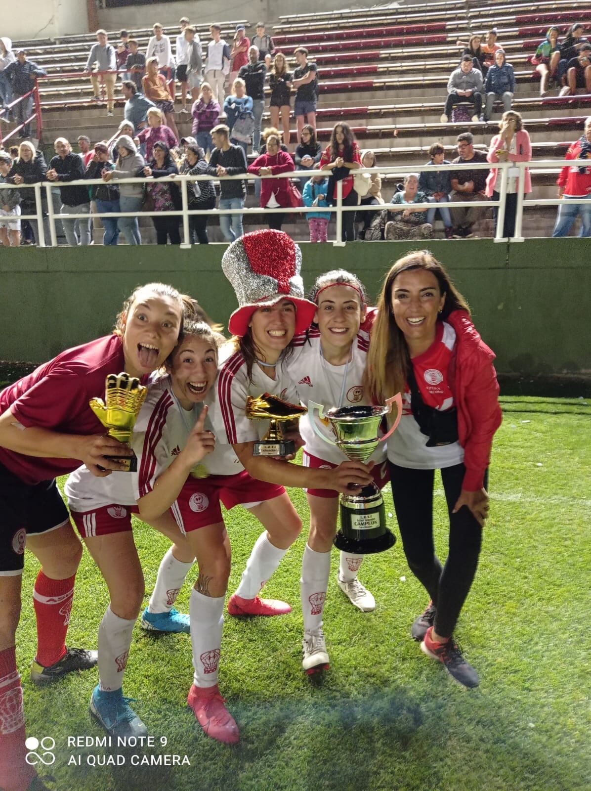 Huracán campeón del fútbol femenino tresarroyense (foto: Cecilia Cattanio)