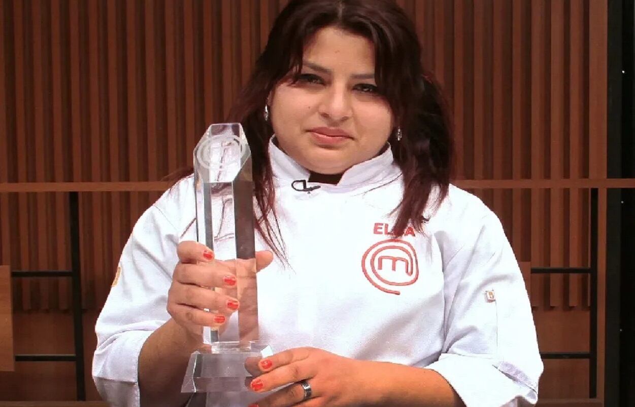 Elba Rodríguez con su trofeo de Masterchef Argentina.