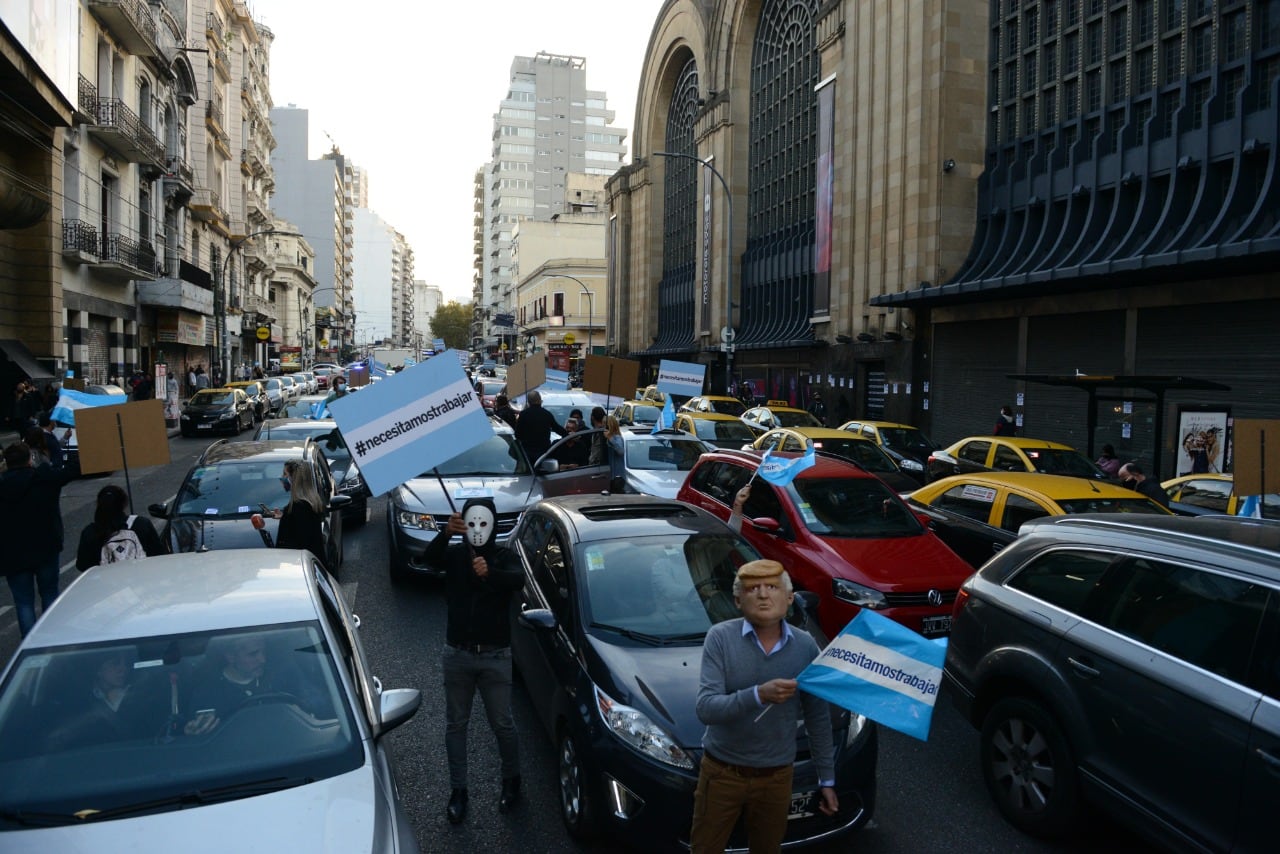 Protestas de los trabajadores de centros comerciales frente al Abasto