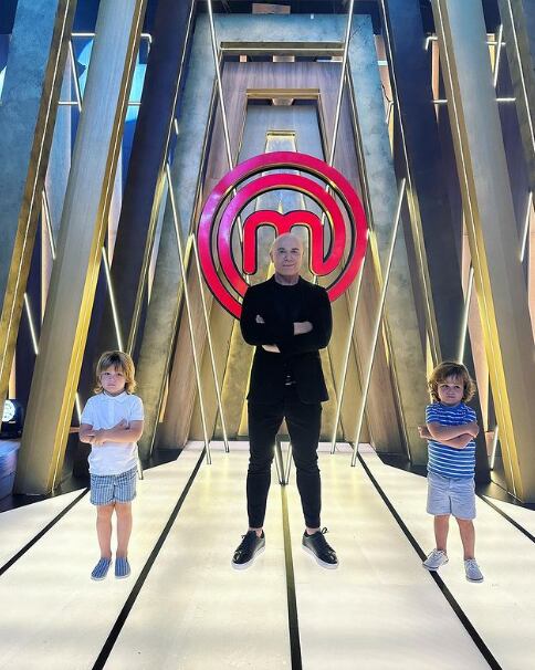 Germán Martitegui junto a sus dos hijos en el estudio de Masterchef.