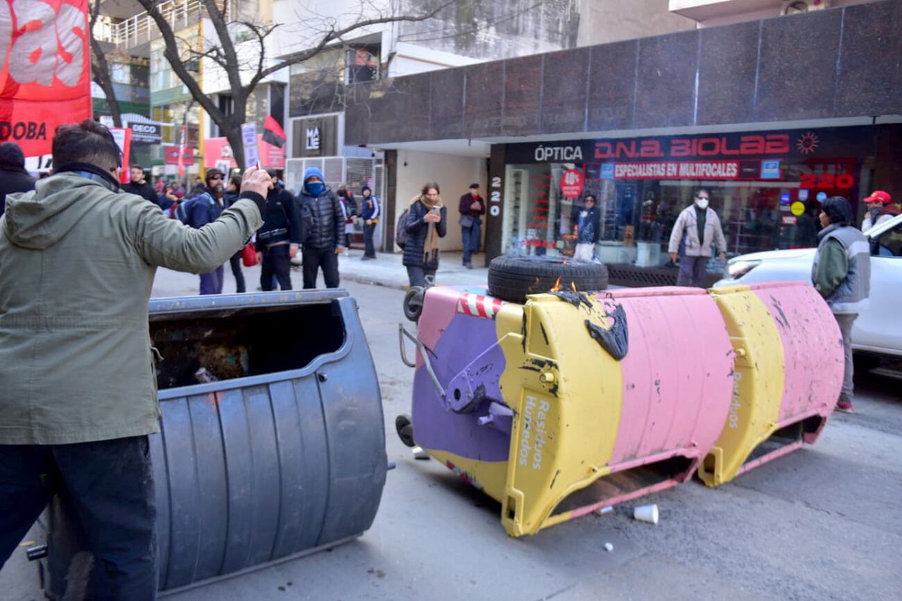 Incidentes en el centro de la ciudad de Córdoba mientras esperan la llegada del presidente Javier Milei. (José Gabriel Hernández / La Voz)