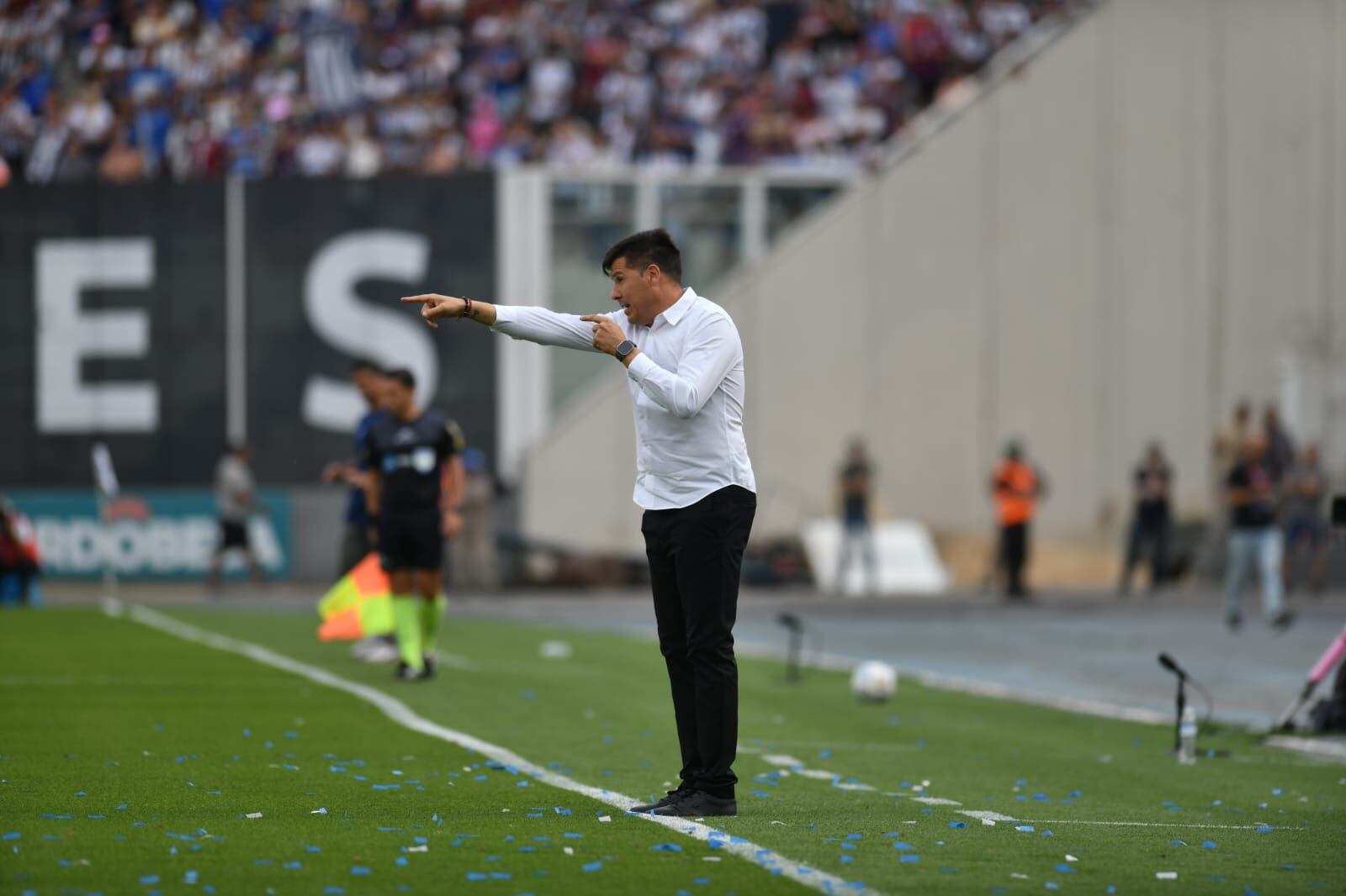 Juan Cruz Real, el DT de Belgrano durante el clásico ante Talleres por la fecha 17 de la Liga Profesional 2024. (Facundo Luque / La Voz)