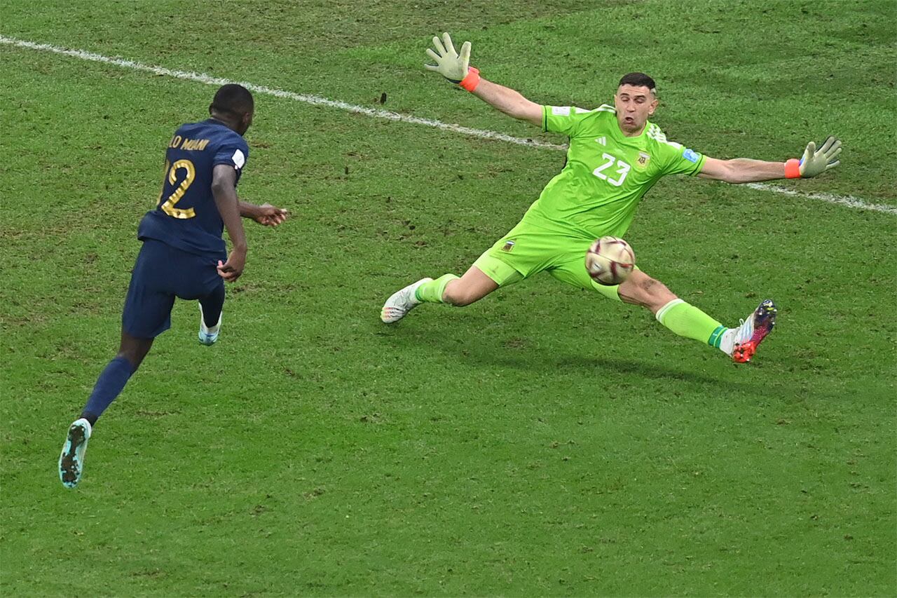 -FOTODELDÍA- Lusail (Qatar), 18/12/2022.- El portero de Argentina Emiliano Martinez detiene el disparo de Randal Kolo Muani (i), de Francia, en los últimos minutos de la Final del Mundial Qatar 2022 EFE/Georgi Licovski
