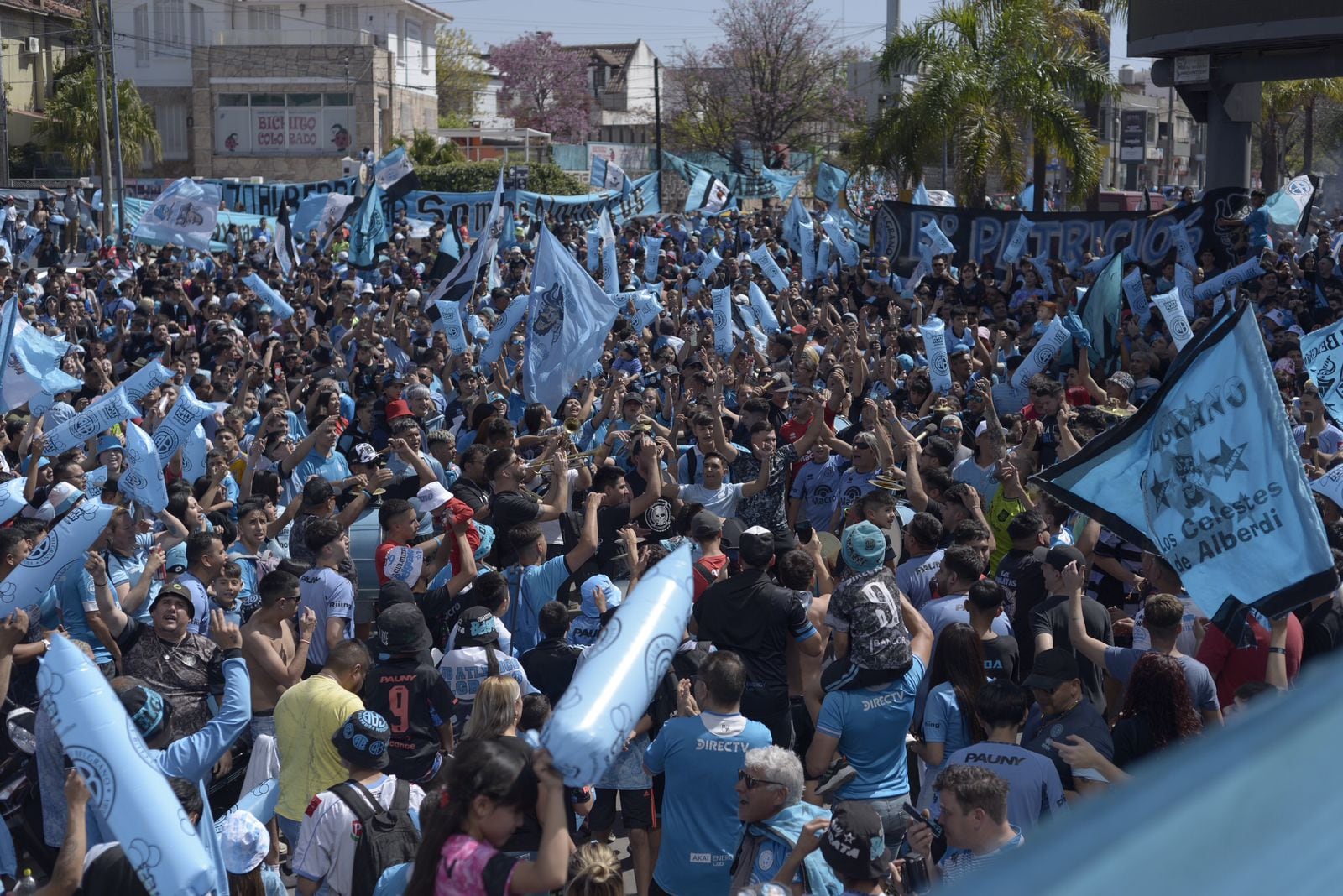 Banderazo de Belgrano en el Hotel Quinto Centenario previo al clásico con Talleres