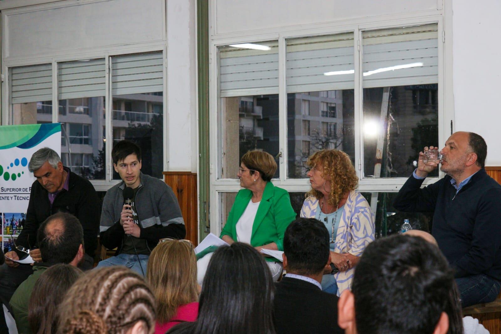 Los candidatos a intendente  debatieron en el Instituto Nº 33