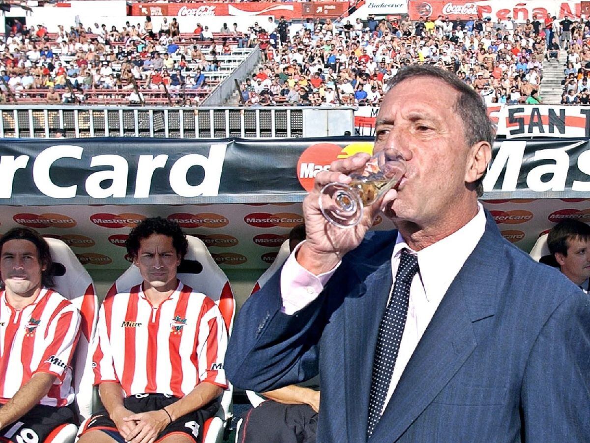 Carlos Bilardo y una de las recordadas escenas de su carrera. El DT tendrá su docuserie.