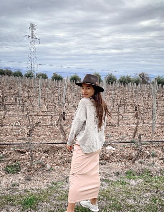 Flor, la “winefluencer” mendocina que hace que el mundo del vino y de las bodegas estén al alcance de todos. Foto: Instagram @dibaflor