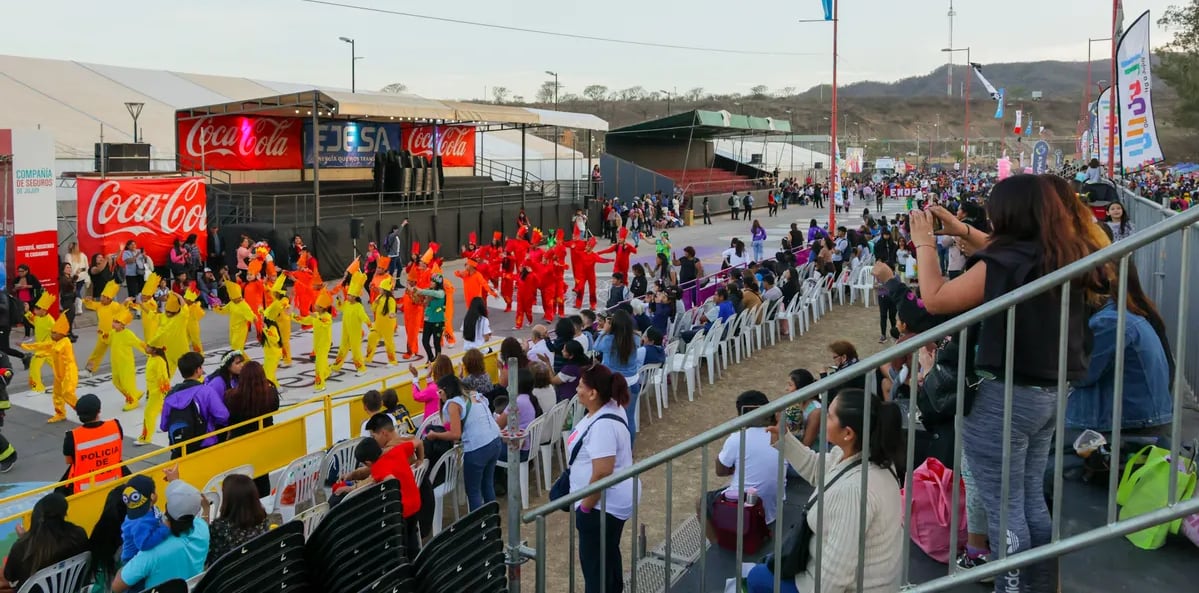 Centenares de niñas y niños de los niveles inicial y primario participaron con entusiasmo de la primera actividad oficial de la 72.a FNE.