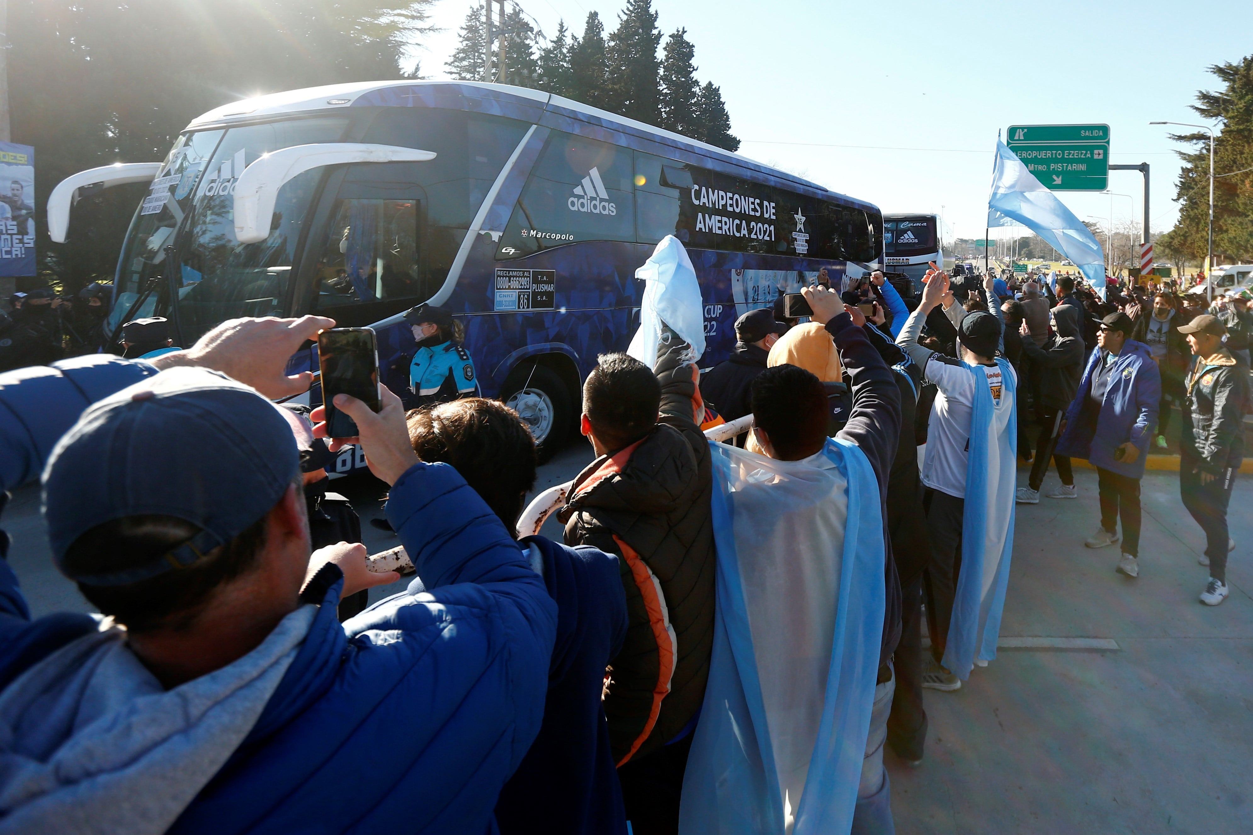 El recibimiento de la gente a la Selección Argentina en Ezeiza.