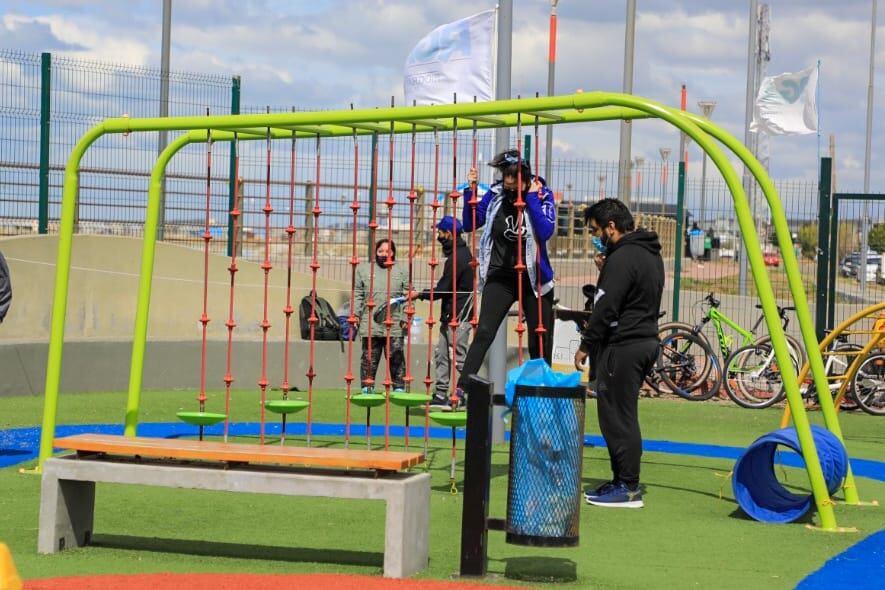 La actividad se desarrolló en la Plaza del Delfín y en el Playón que se encuentra frente al edificio municipal, momento en el cual los chicos y chicas, junto a sus familias, pudieron disfrutar de juegos de integración.