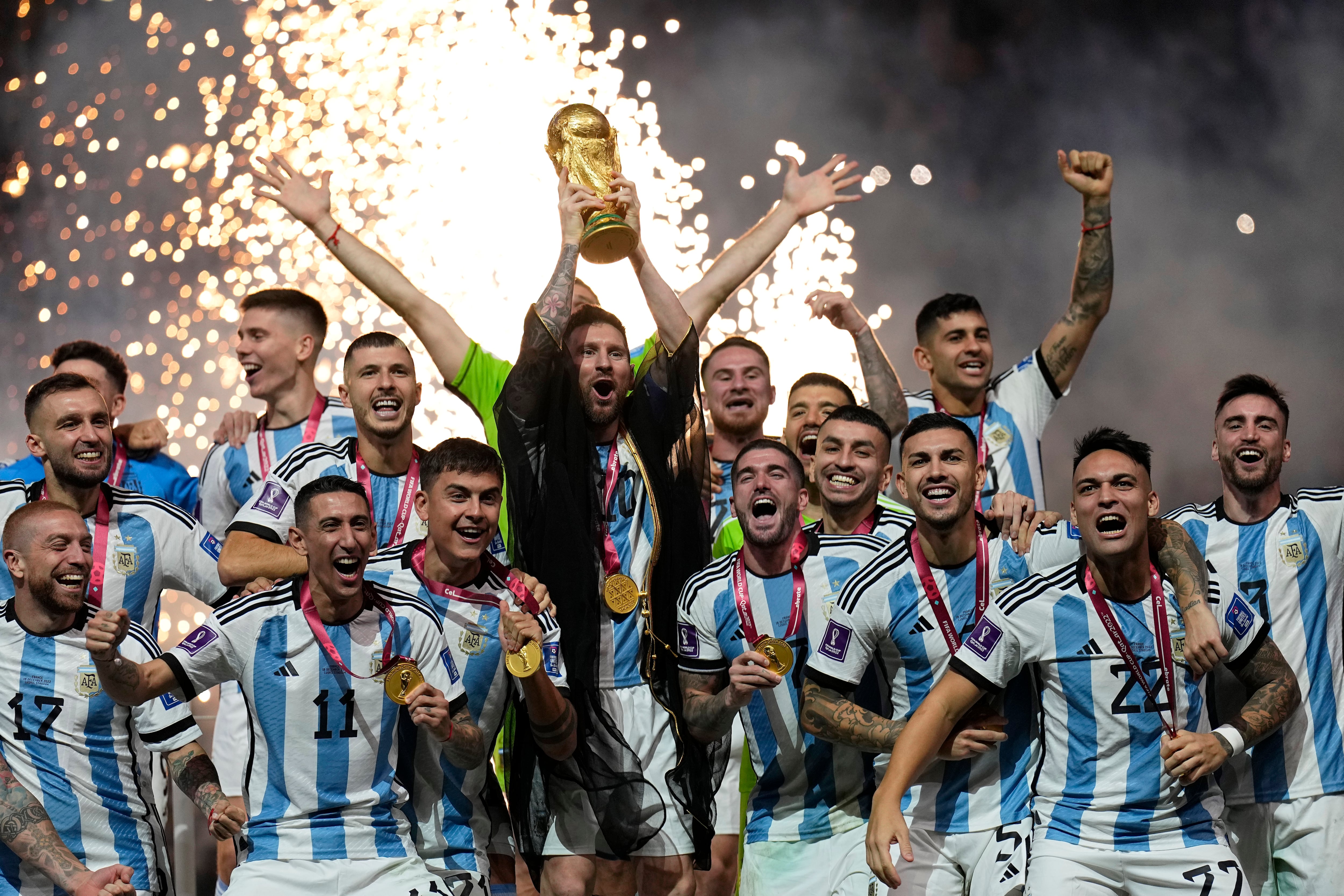 ARCHIVO - Lionel Messi, de Argentina, alza la Copa del Mundo tras vencer en la final a Francia, el 18 de diciembre de 2022, en Lusail, Qatar (AP Foto/Martin Meissner, archivo)