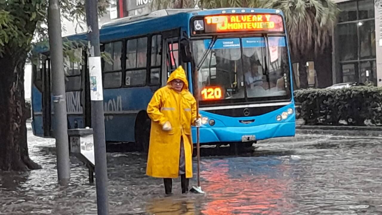 Realizan tareas de desobstrucción ante el temporal en Rosario